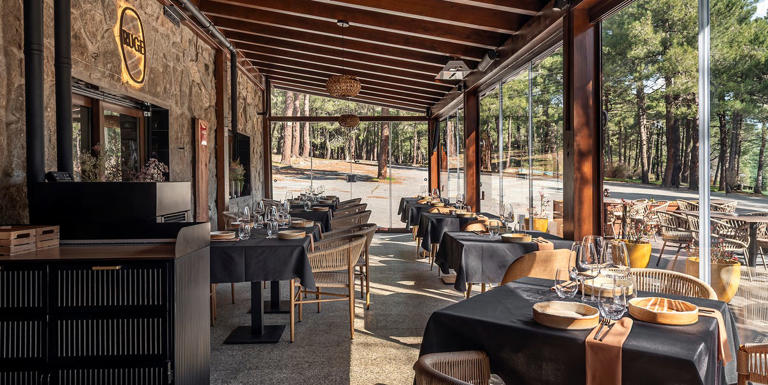 A media hora de Madrid, RUGE lleva los arroces alicantinos, las brasas y el producto de primera a un entorno inesperado junto al embalse de La Jarosa. Un restaurante reconocido por la Guía Michelin que merece la escapada
