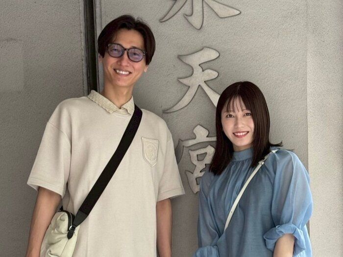 第1子妊娠の横山由依。おなかの赤ちゃんの呼び名は「ぽんちゃん」。夫・後上翔太はおなかに耳を当て、胎動の音を聞く