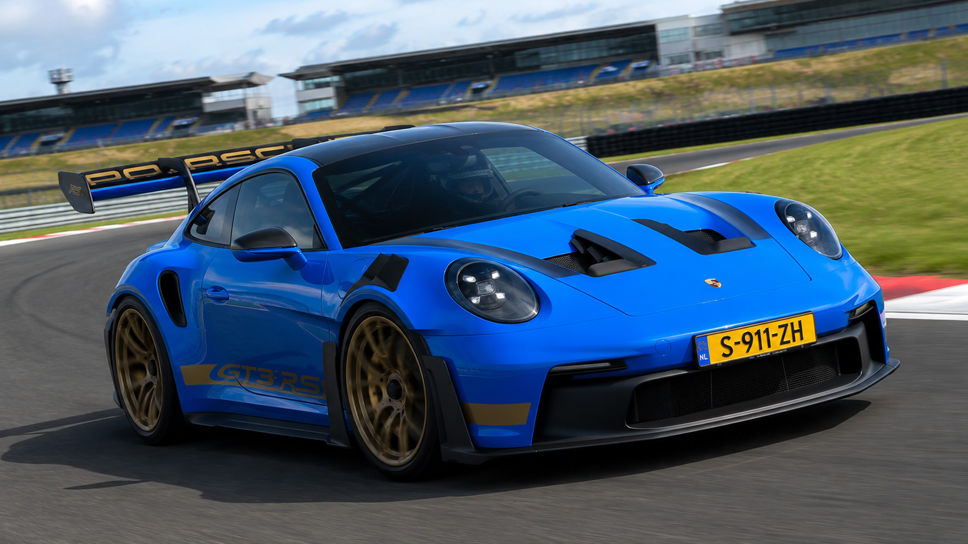 Porsche 911 GT3 RS attacks the track