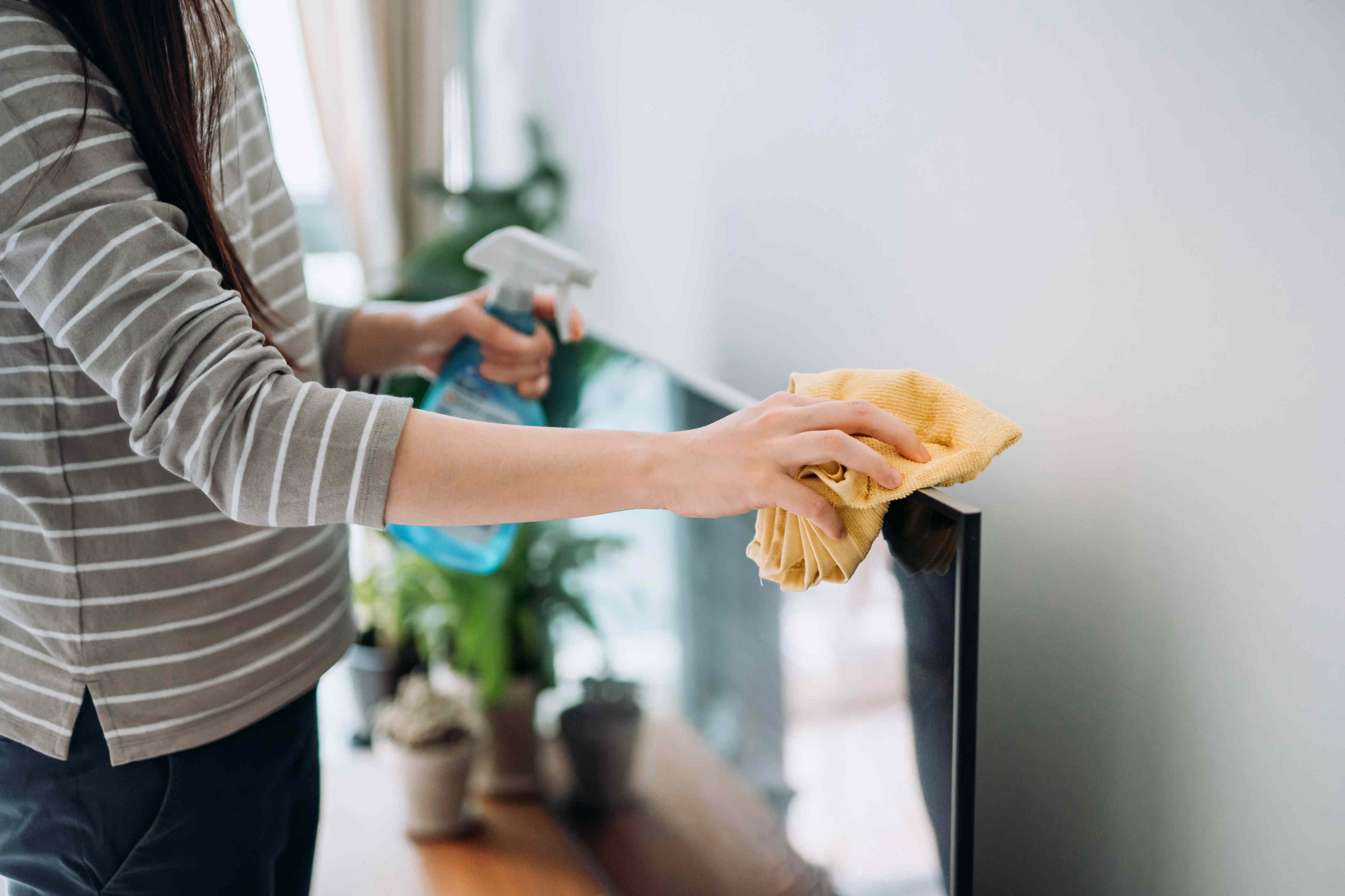 4 things you should never use for cleaning your TV screen, pro cleaners ...