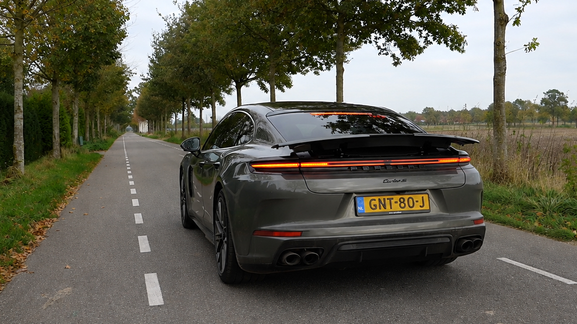 Porsche Panamera Turbo S E-Hybrid goes flat out on the Autobahn