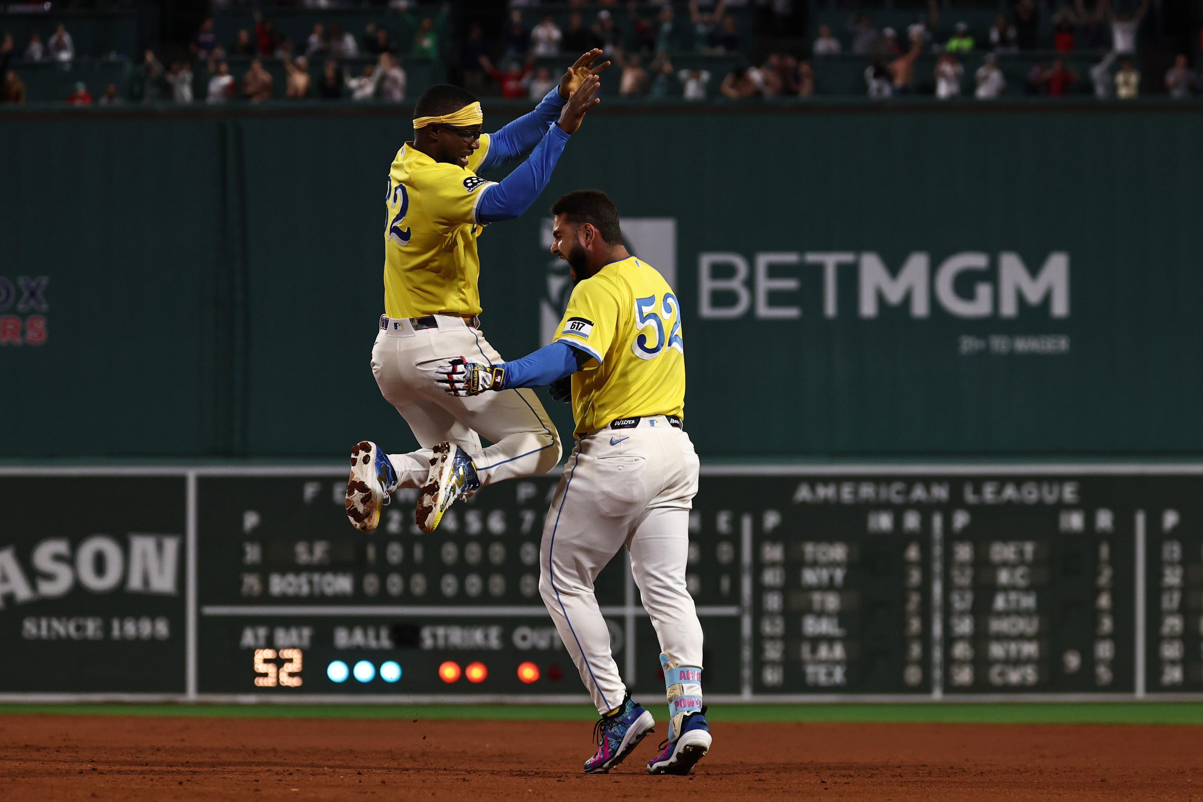 The magic hasn't run out yet, Red Sox beat Giants 3-2 in late-inning thriller