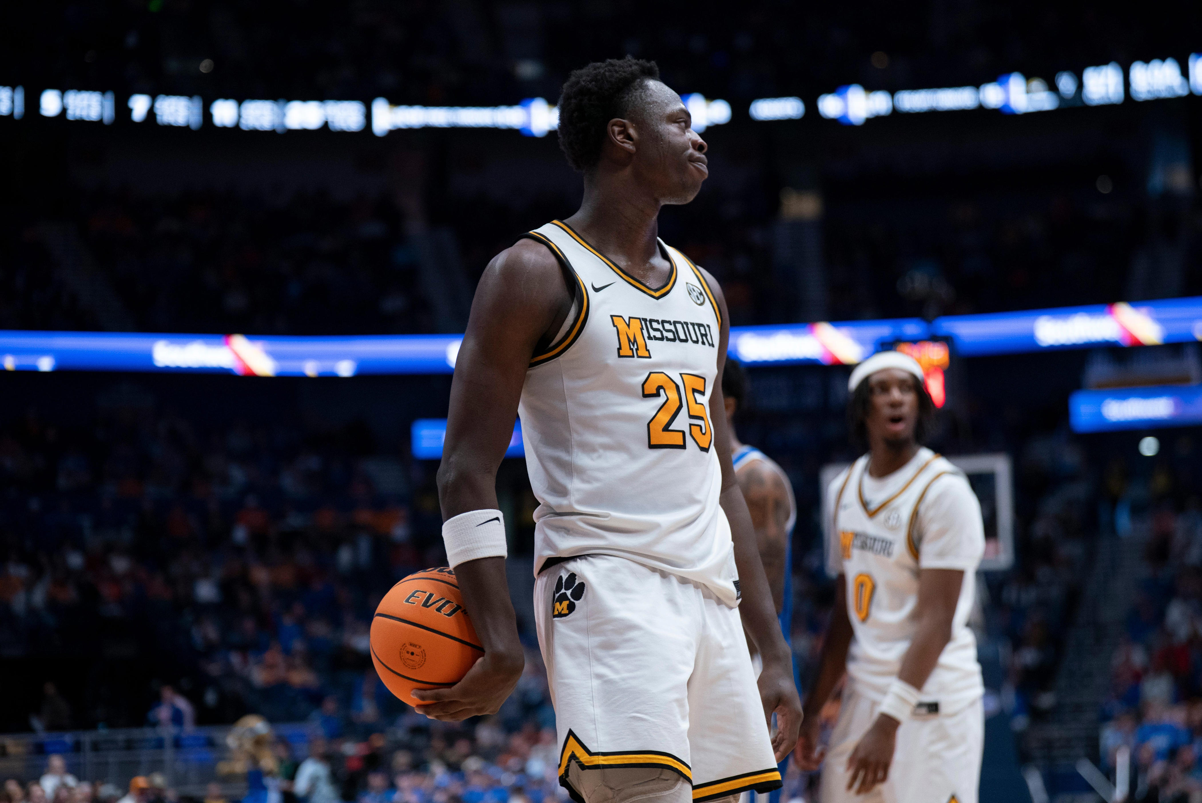 Missouri basketball forward Mark Mitchell transfers to Kentucky
