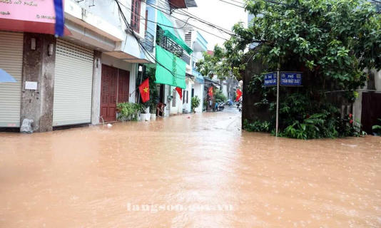 Phố Trần Nhật Duật, Phạm Ngũ Lão ở thành phố Lạng Sơn thành biển nước. Ảnh: Cổng thông tin điện tử tỉnh Lạng Sơn
