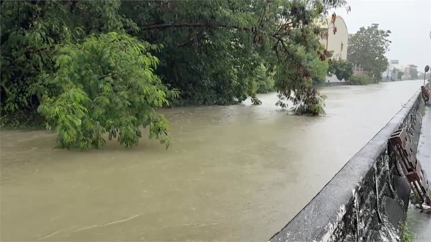 台南永康淹水變河道! 騎車如水上摩托車 牛肉湯店嘆無法做生意