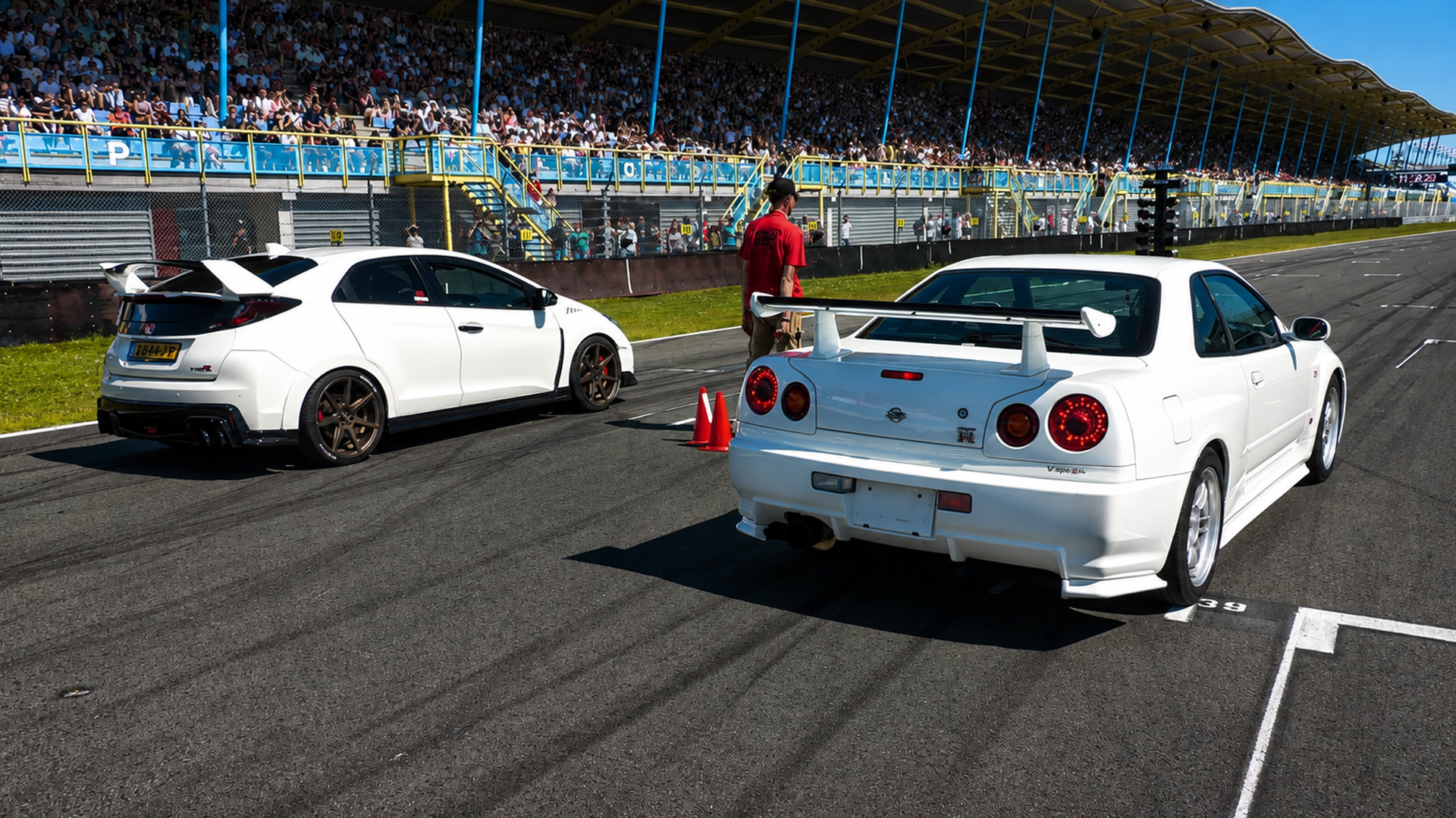 1000-PS Nissan Skyline GT-R R34 tritt im Drag-Rennen gegen den Civic ...