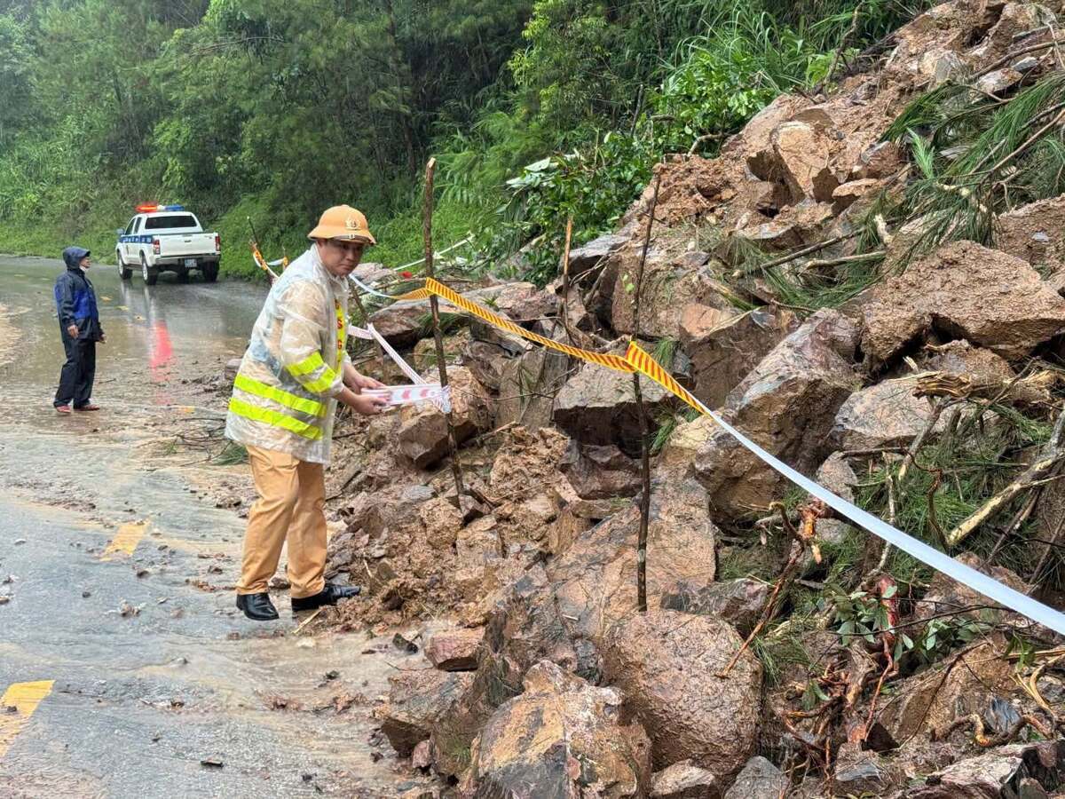 Cảnh sát giao thông Công an tỉnh Lạng Sơn tăng cường lực lượng, phương tiện, triển khai các biện pháp phân luồng, điều tiết giao thông và hỗ trợ người dân, sau khi mưa lớn gây ngập úng, sạt lở và chia cắt giao thông. Ảnh: Công an tỉnh Lạng Sơn