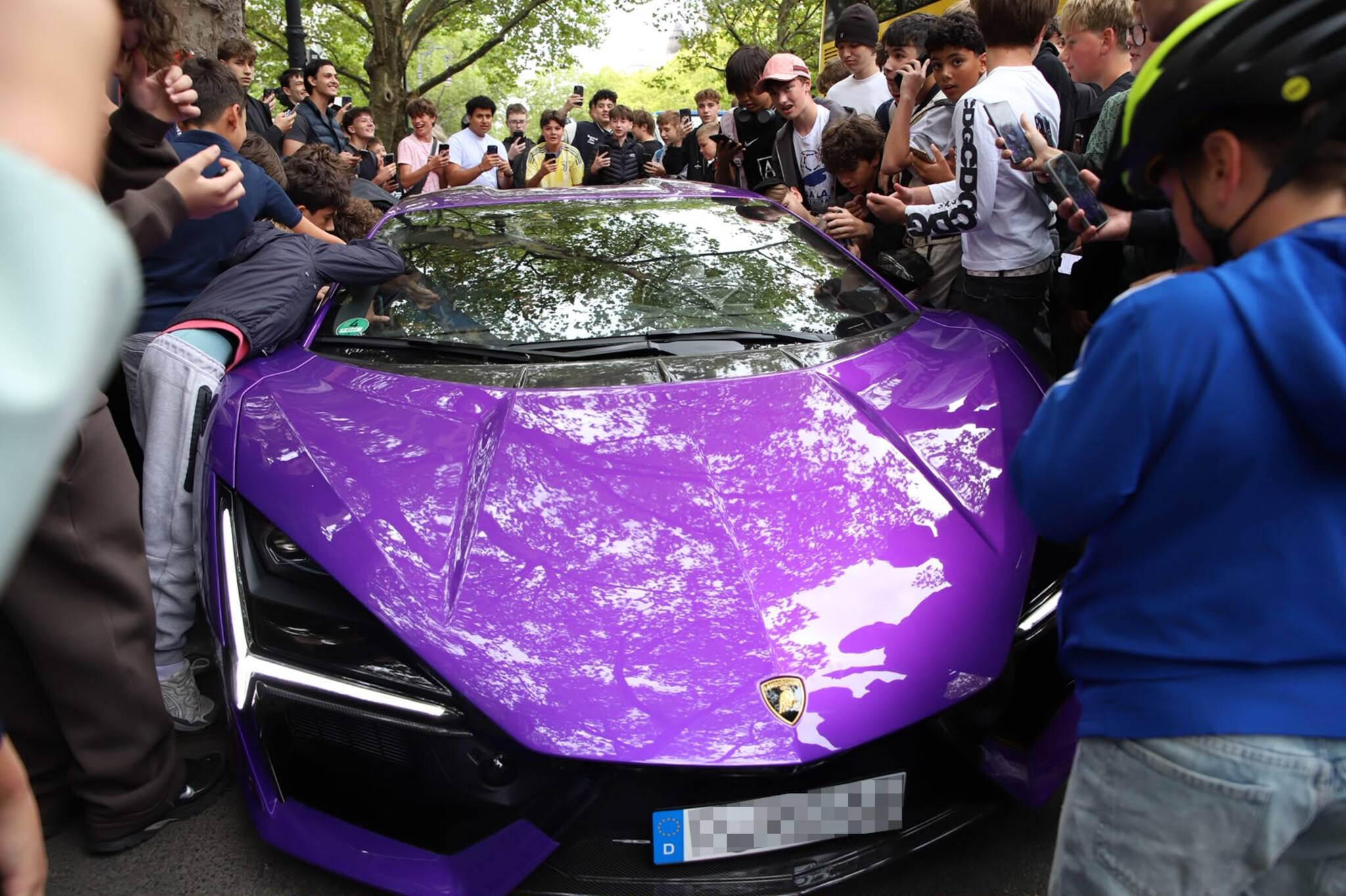 redo-dreht-auf-dem-ku-damm-seine-lamborghini-runden-und-f-hrt-m-dchen