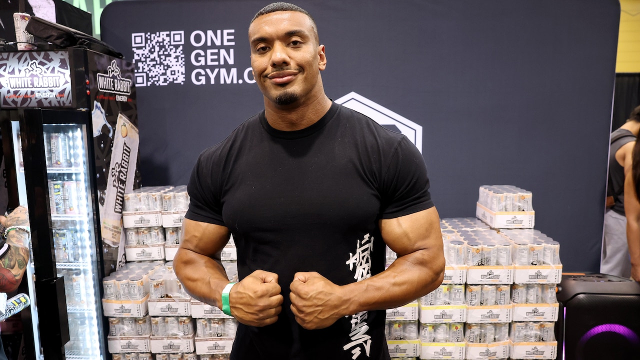 Bodybuilder Larry Wheels tears bicep in boxing fight vs. Vitaly on ...