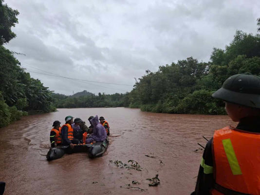 Công an giúp người dân sơ tán sau khi cơn bão số 4 (Narra) gây mưa lớn, khiến nhiều khu vực ở Lạng Sơn ngập sâu, nhiều nhà dân ở ven sông, suối ngập tới nóc. Ảnh: Công an tỉnh Lạng Sơn