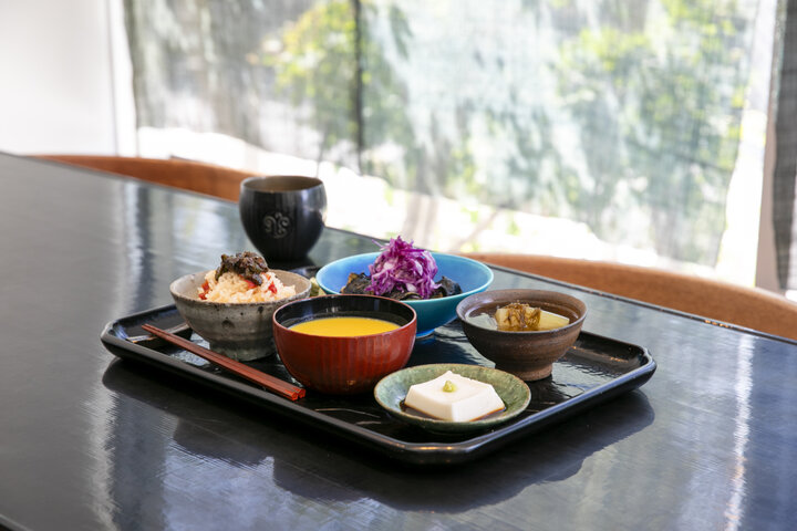 旬の鎌倉野菜を月替わりの御膳で。段葛沿いの和食処「寸草」の丁寧な手仕事