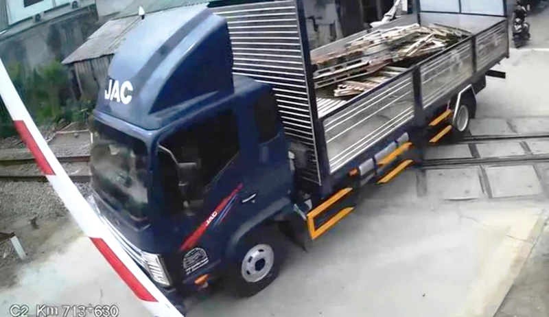 Vượt chắn tàu đang hạ, tài xế bị phạt hơn 41 triệu đồng