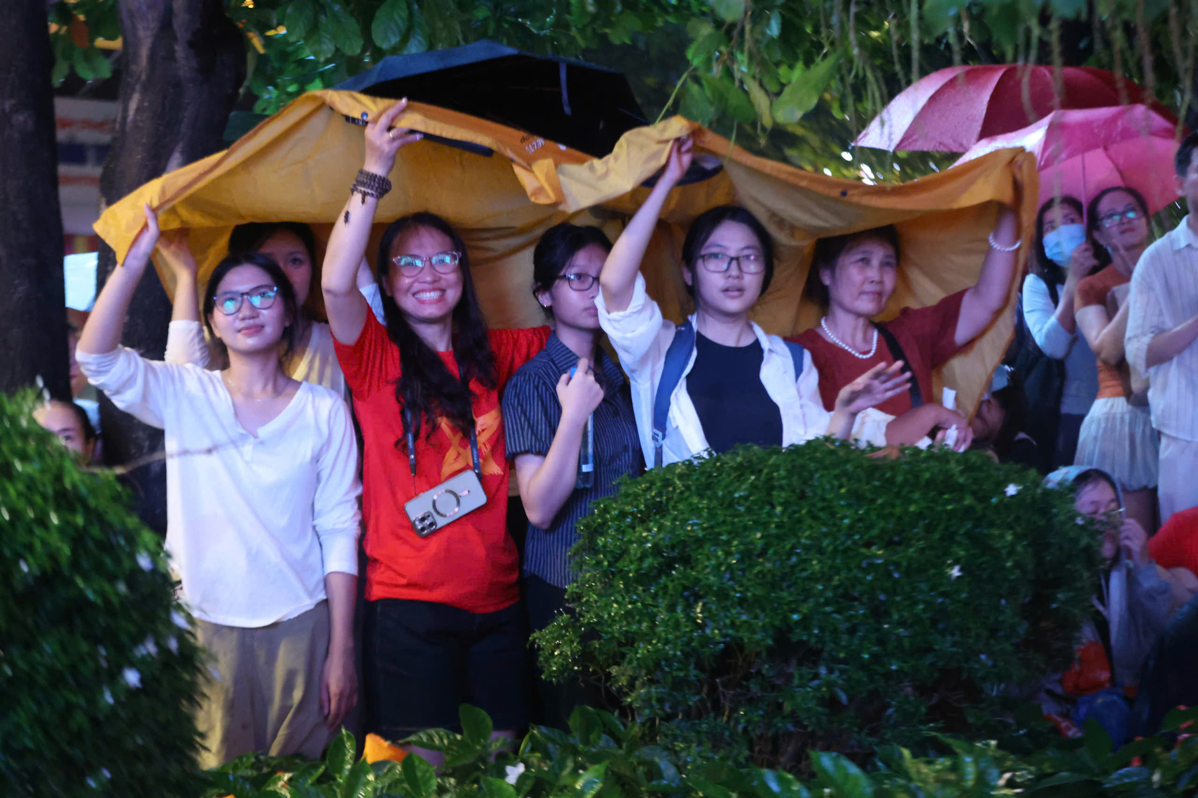 Hàng chục nghìn khán giả đội mưa xem concert 'Tổ quốc trong tim'