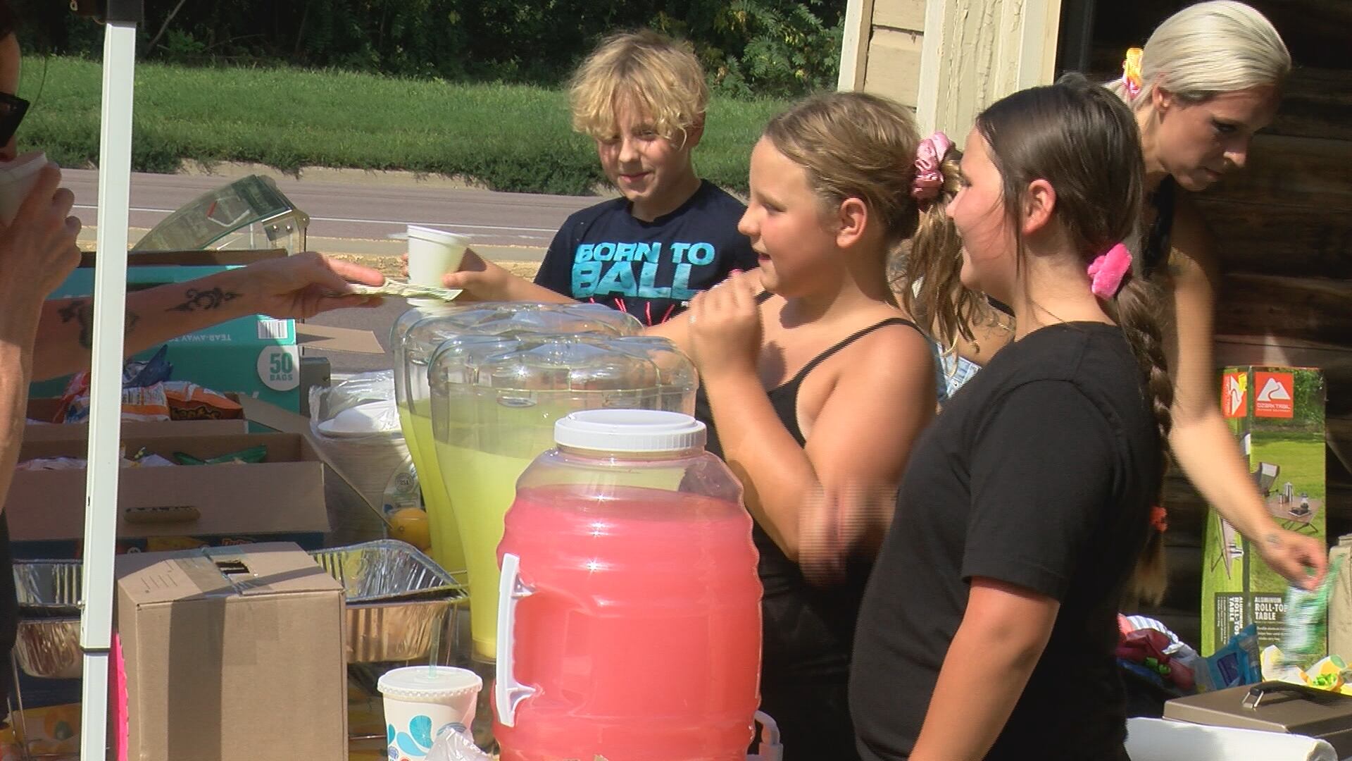 Community rallies behind Northwest Iowa girls after lemonade stand robbery