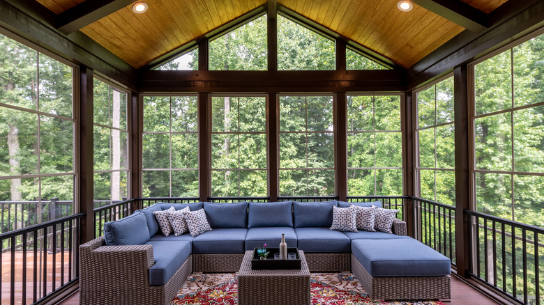 How to decorate a sunroom