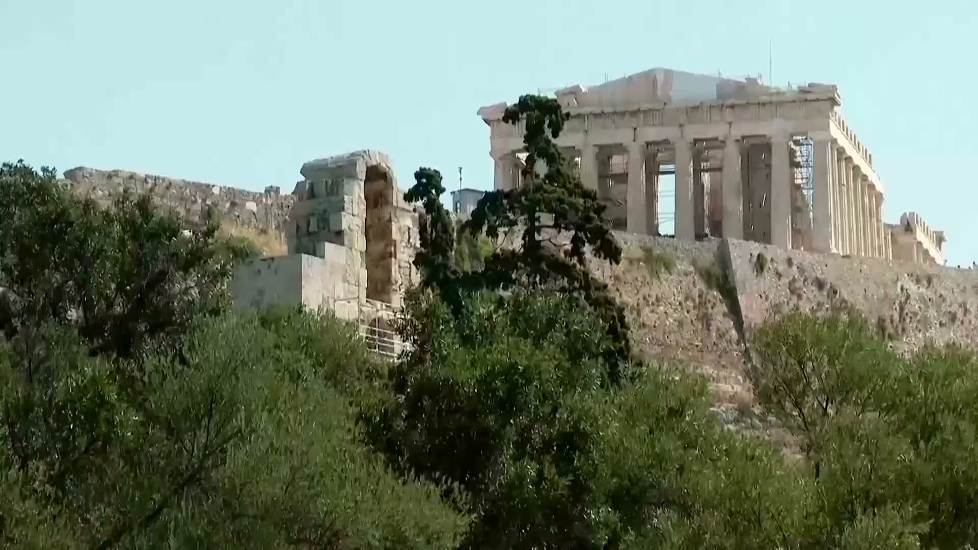 Hats on, shades on: Tourists in Greece better prepared for sun and heat ...