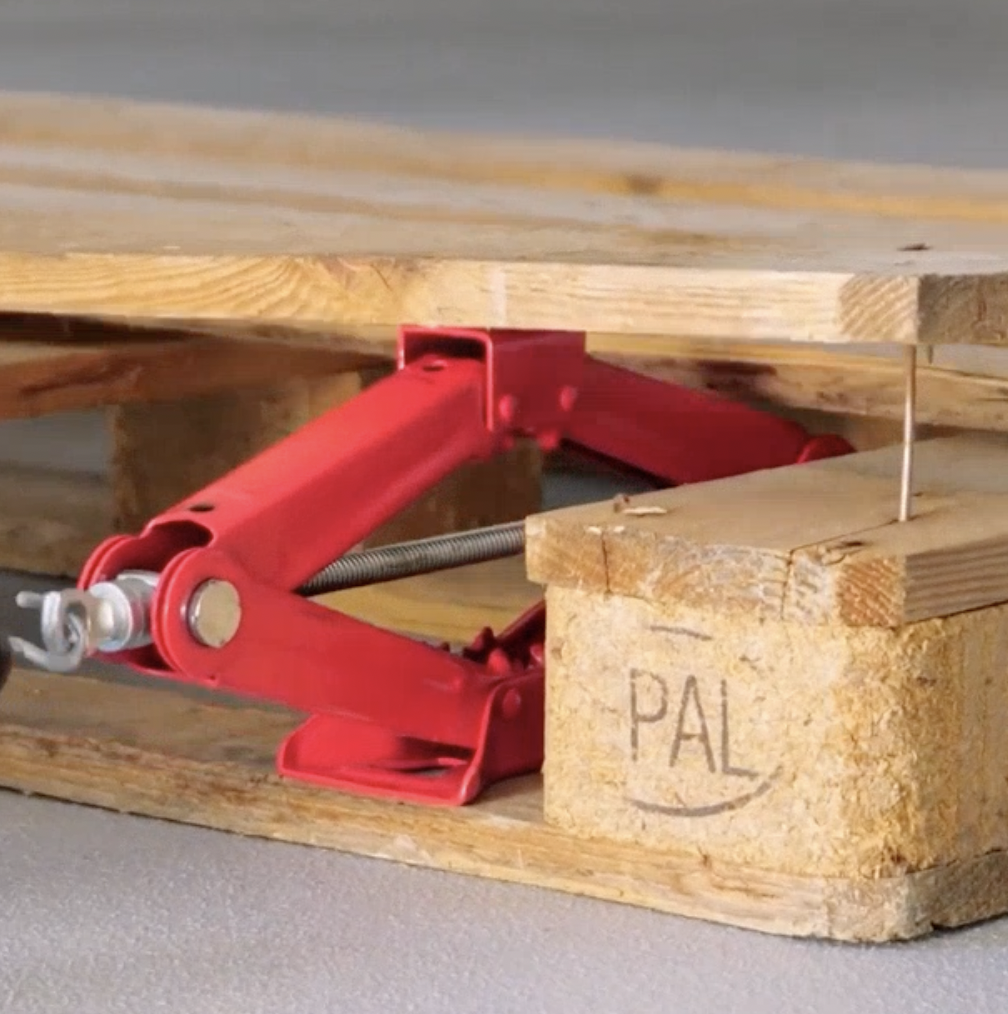 Charming wooden pallet homes perfect for your pets