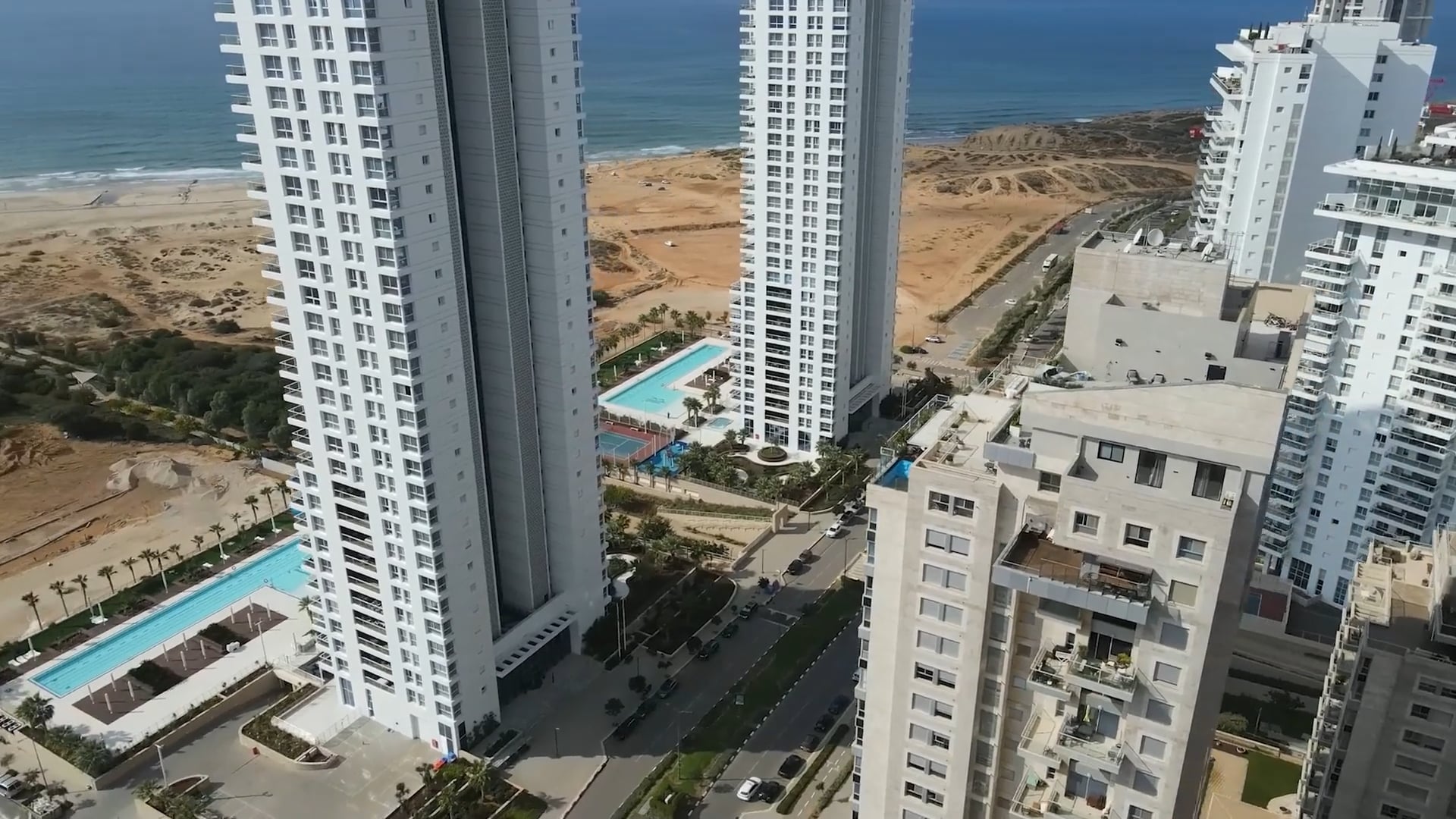 Netanya, Israël : Vues aériennes de la côte méditerranéenne par drone