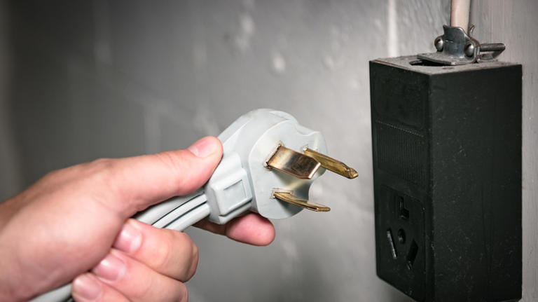 How many amps does a dryer typically use?