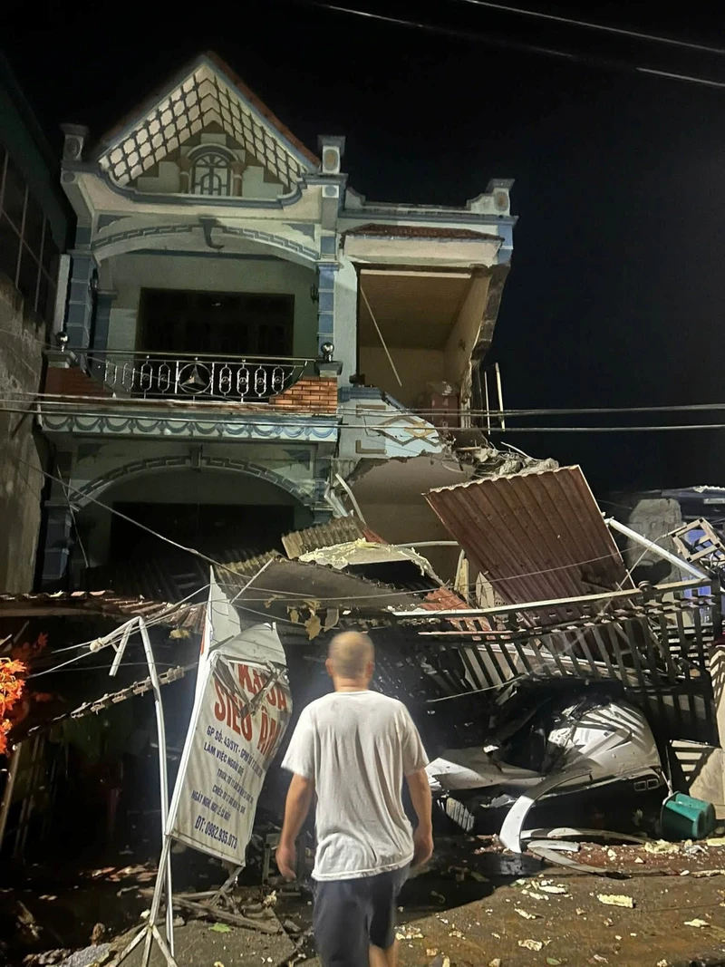 Sạt lở trong đêm, đá tảng xuyên thủng nhà dân ở Lạng Sơn