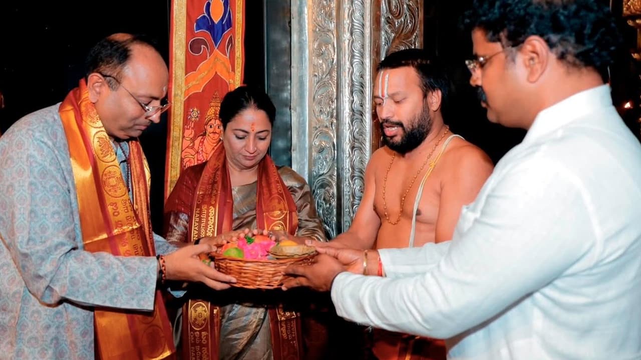 CM Rekha Gupta Visits Vellore’s Famous Lakshmi Temple, Offers Prayers on Varalakshmi Vratam