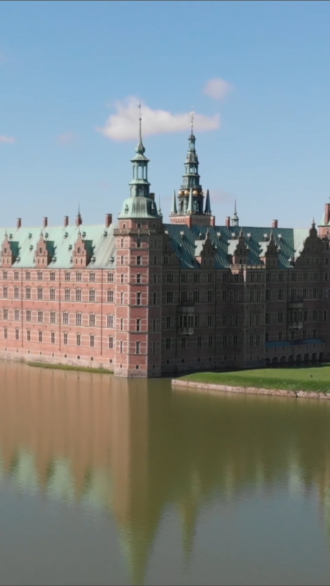 kastil-frederiksborg-denmark-pemandangan-drone-dari-permata-renaisans
