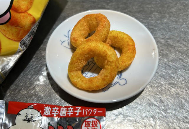 ハチワレも利用する「あのおかしの店」で発見! 『映画ちいかわ』の激辛カレースナックが期待以上のウマさでした