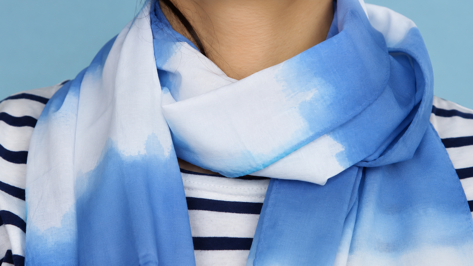 The dipping trick that creates a beautiful blue scarf design