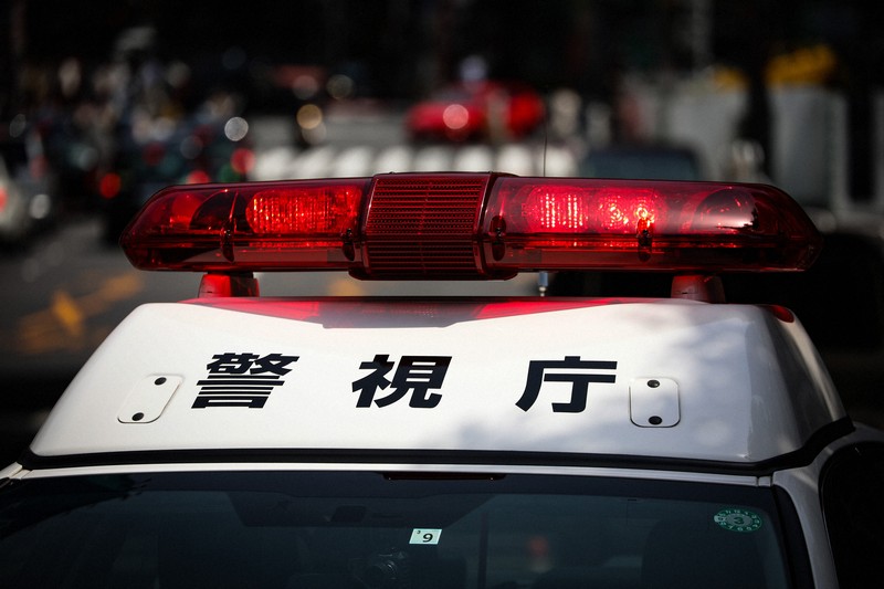 ケチャップを万引き、通行人にぶちまけた疑い 高校生ら4人逮捕
