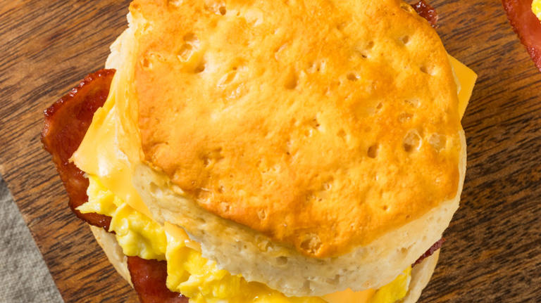 forget-frozen-breakfast-sandwiches-this-3-ingredient-muffin-tin-hack