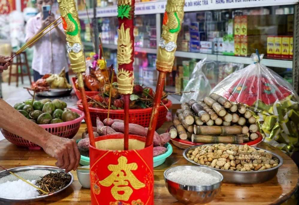 Tháng 7 âm lịch, cúng gia tiên trước hay cúng cô hồn trước
