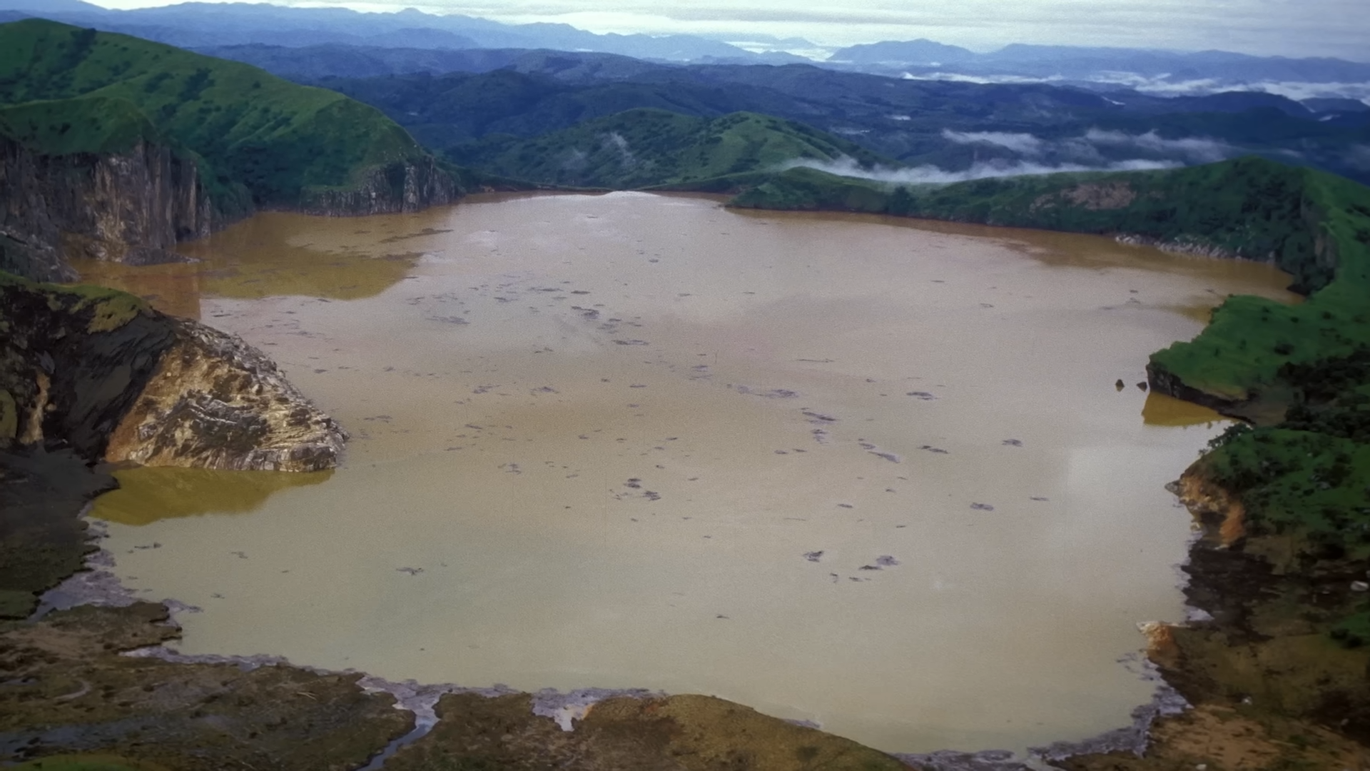 300,000 tons of invisible gas exploded from a lake… then entire ...