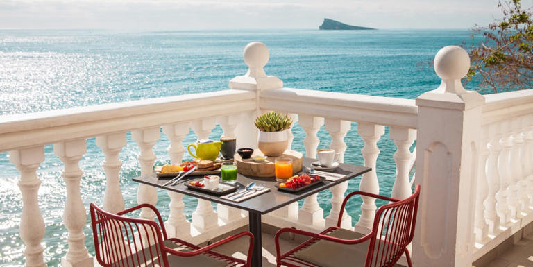 De Denia a Jávea, pasando por Benidorm o Altea hasta llegar a Alicante. El Poblet, Bon Amb, Moments… Estos son los mejores restaurantes de la costa alicantina