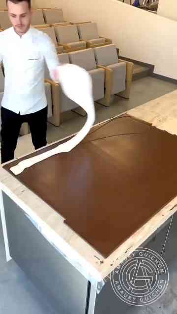 Chocolate giraffe! This 8.3ft tall 100% chocolate sculpture is my ...
