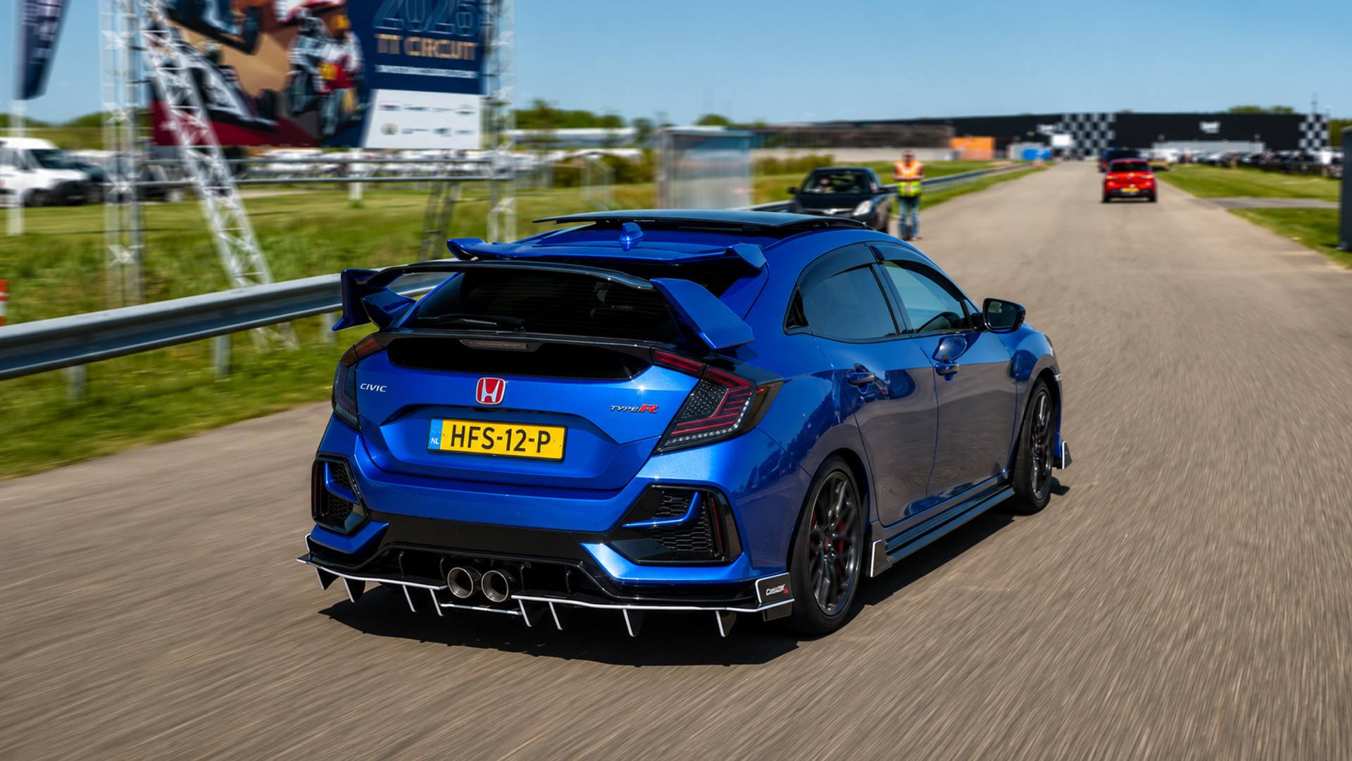 Modified Honda Civic Type R launches hard from car meet