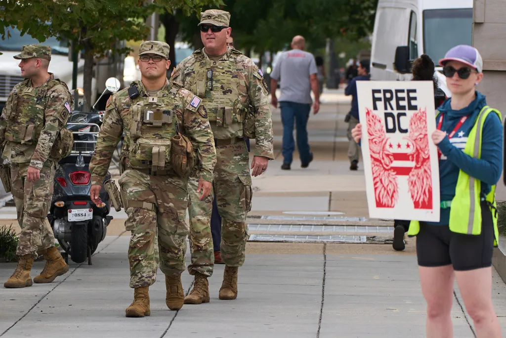 National Guard member shot trying to intervene during street fight in DC