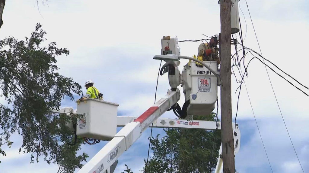 School begins in Gary, Indiana, with thousands of families still without power