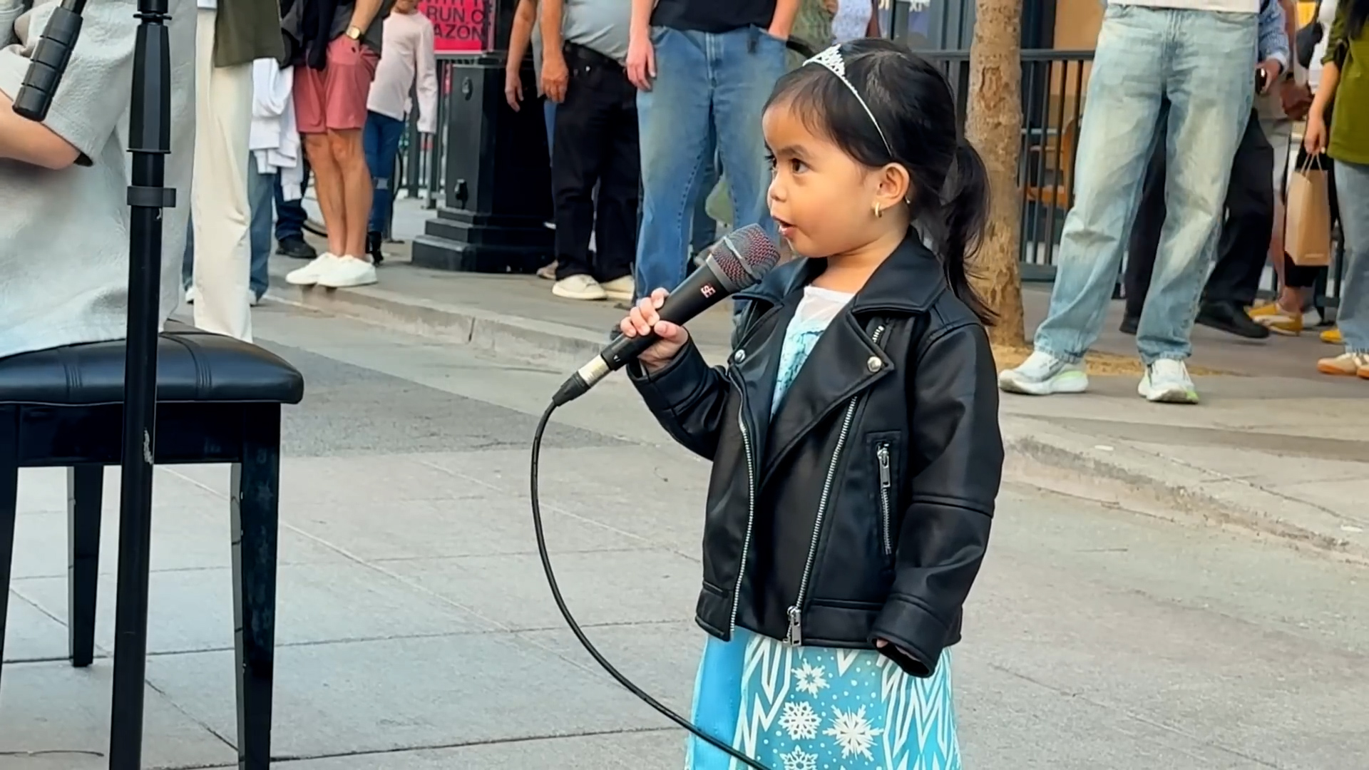 A 2-year-old girl sings Let It Go live