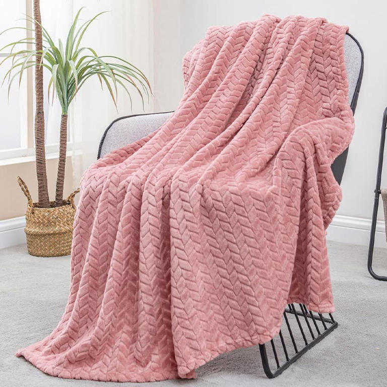 Amazon's 'luxurious' fleece throw makes fall evenings on the couch so ...