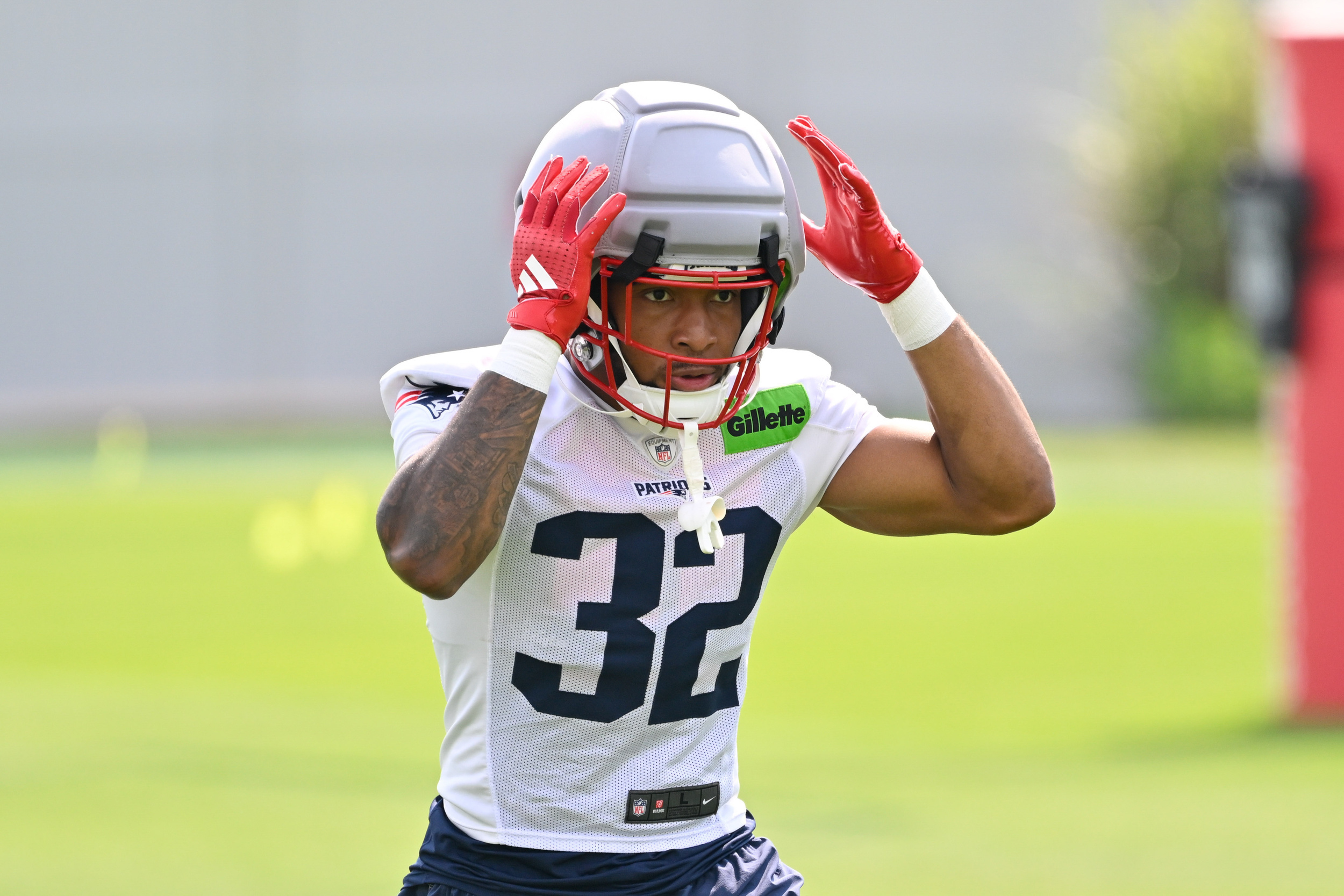 Patriots avoid injury with AJ Brown, but not with TreVeyon Henderson