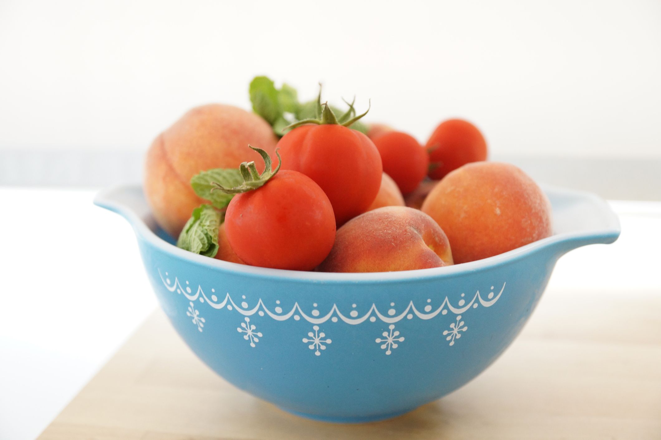 Pro thrifters share where they hunt for rare Pyrex bowls—and how they ...