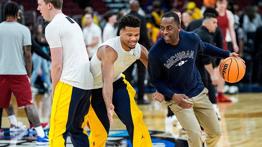 Michigan basketball stays in the hunt for top-30 recruit Devin Cleveland, sets OV