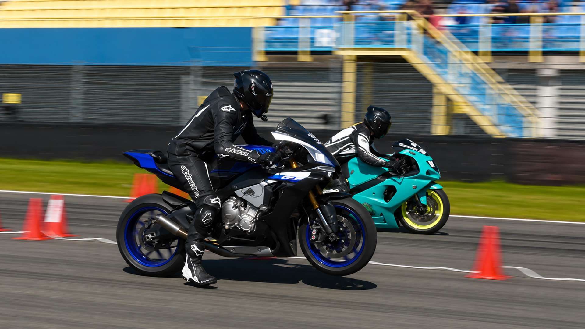 Yamaha R1 battles Hayabusa during wild acceleration run