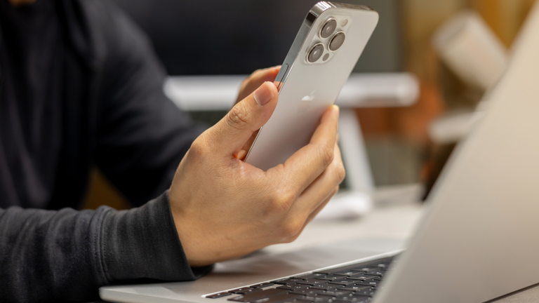 a-seulement-19-ans-il-pirate-liphone-apple-lembauche-puis-le-licencie-pour-ne-pas-avoir-repondu-a-un-e-mail
