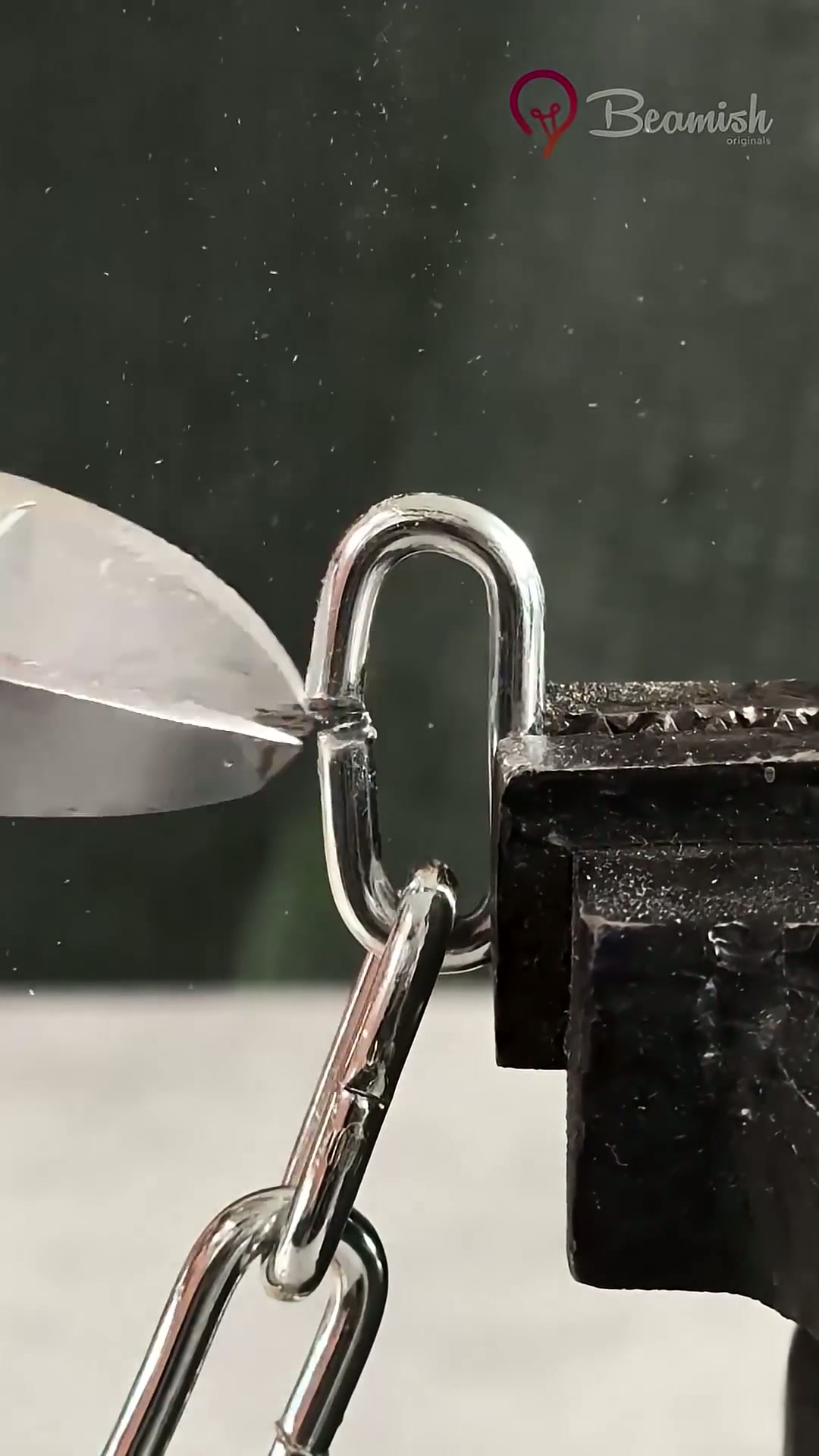 DIY garden hose rack using a metal chain #garden #metal #hose