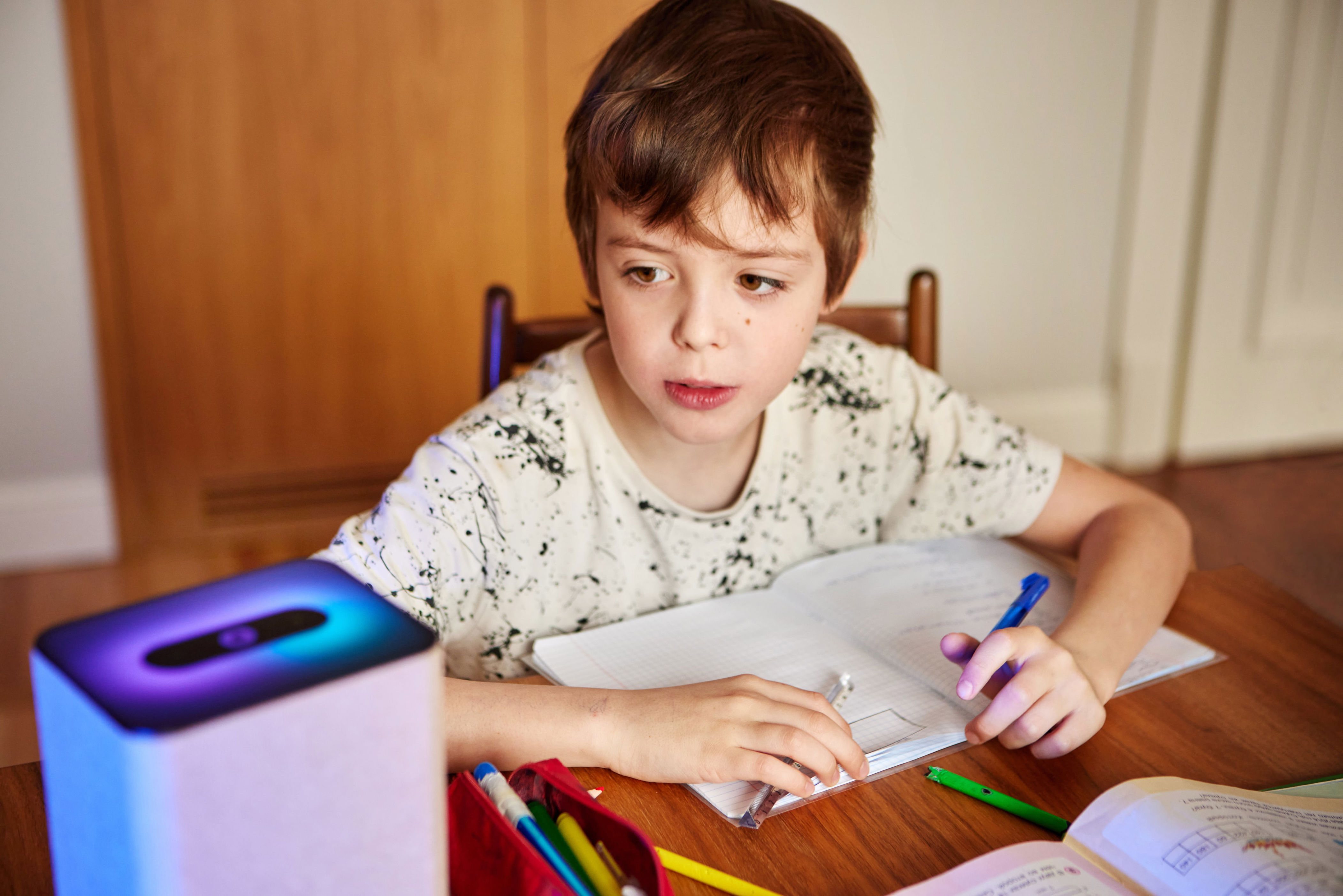 Cada vez más alumnos utilizan herramientas de inteligencia artificial para hacer los deberes, un cambio que obliga a replantear la metodología de las tareas escolares.