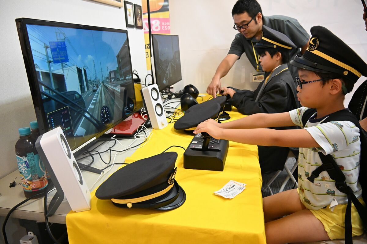 運転士になりきって出発! 宇都宮・トナリエでLRTのシミュレーター体験