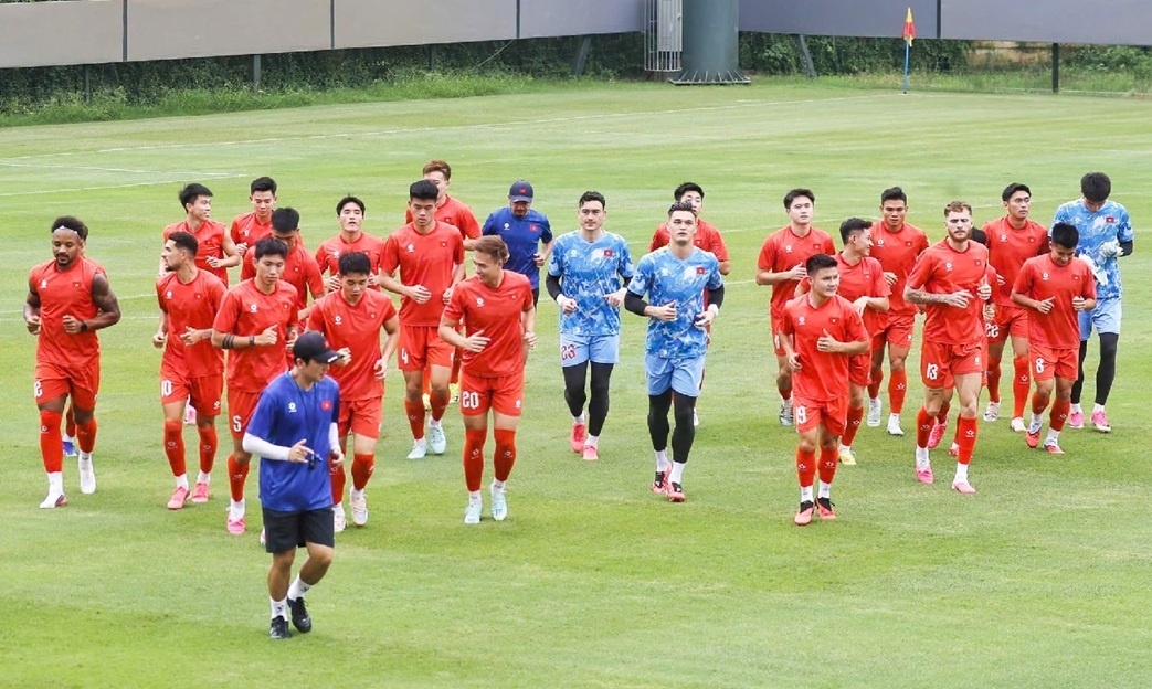 Ca sĩ Tùng Dương hát trước trận chung kết lượt về ASEAN Cup 2026
