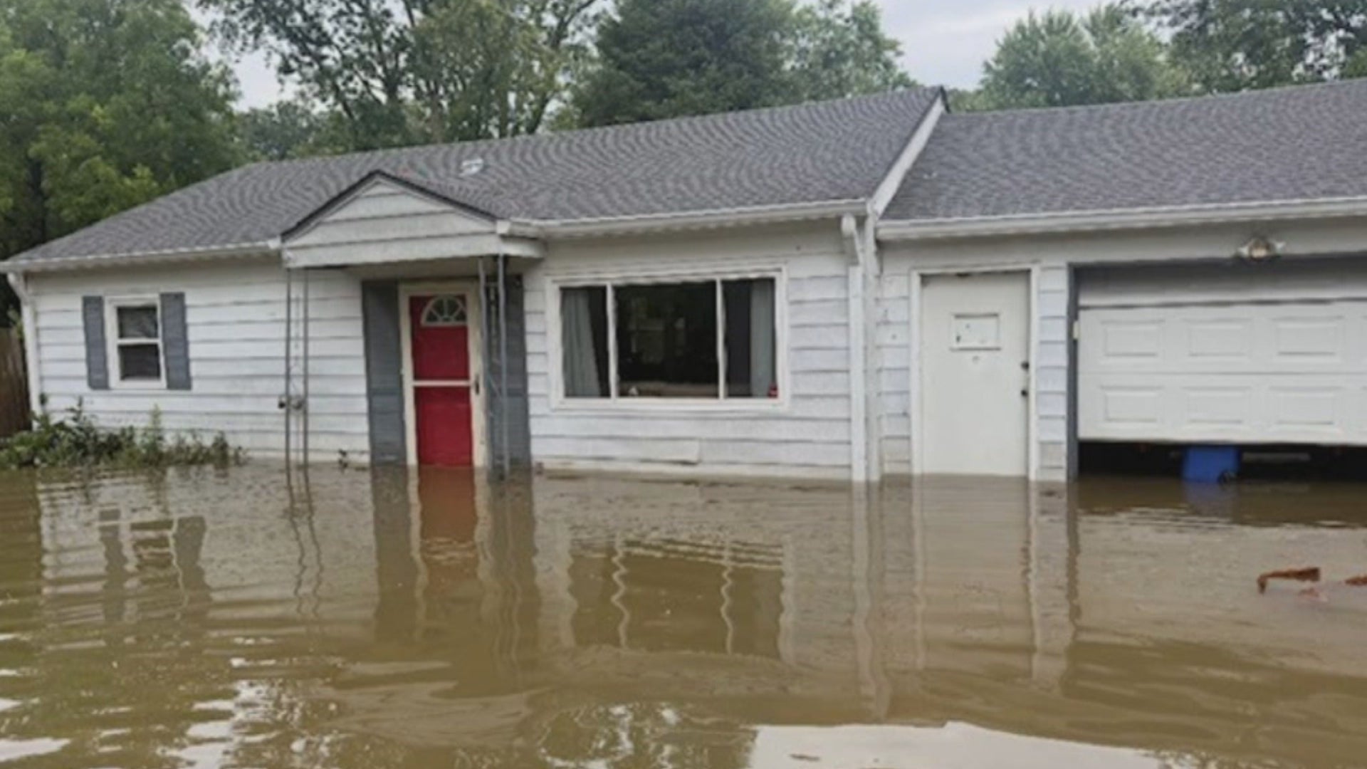 Ravenswood man says thieves looted his flooded home Ravenswood man's home looted after flooding