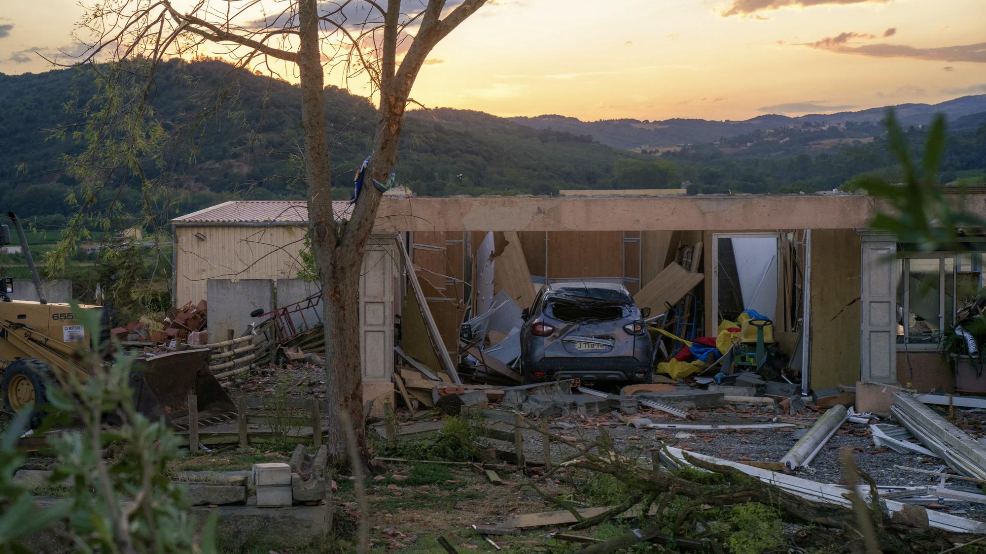 les-images-de-la-tornade-pomas-dans-l-aude-montrent-l-ampleur-de-la